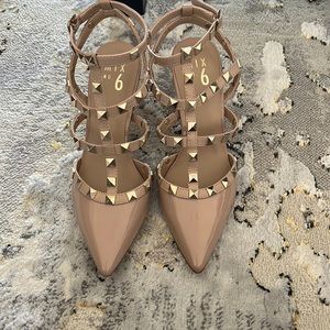 Beautiful gold studded high heels 👠